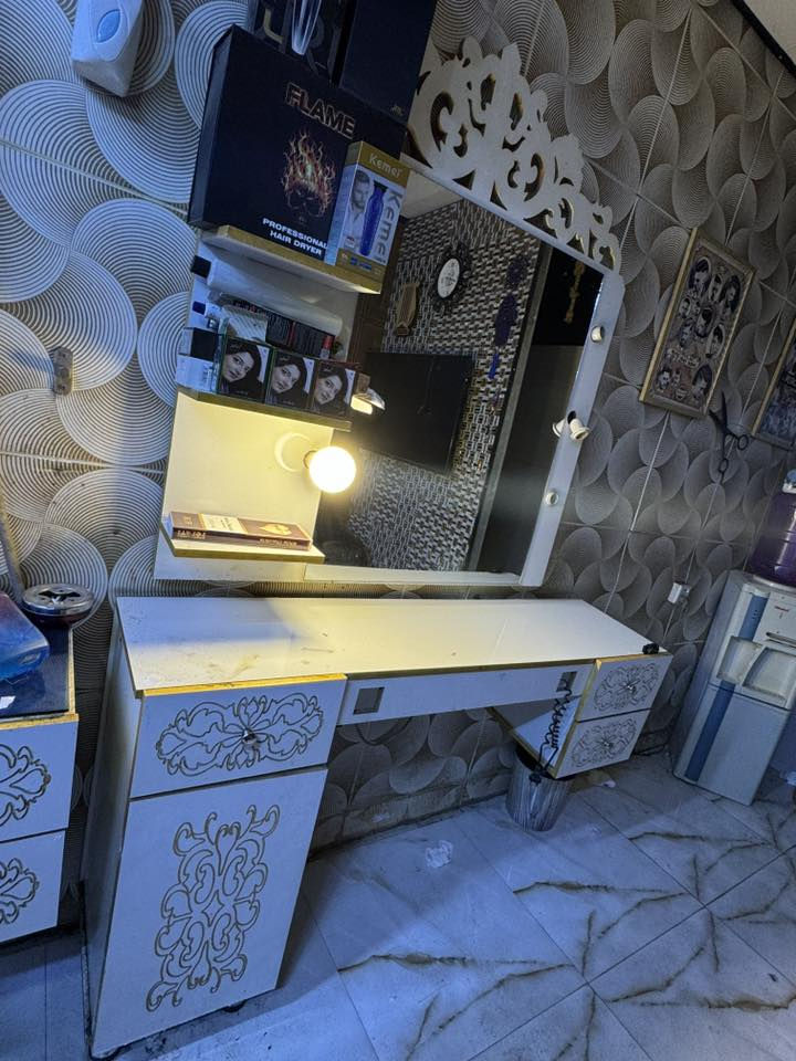 للبيع ميز حلاقه يجي قطعتين باقي اخر قطعه مع مسطبه انتضار وعندي مري جانبيه عدد2 سعرهن مناسب مكاني بغداد البياع استفسار ع خاص او اتصال ع رقم ***********
