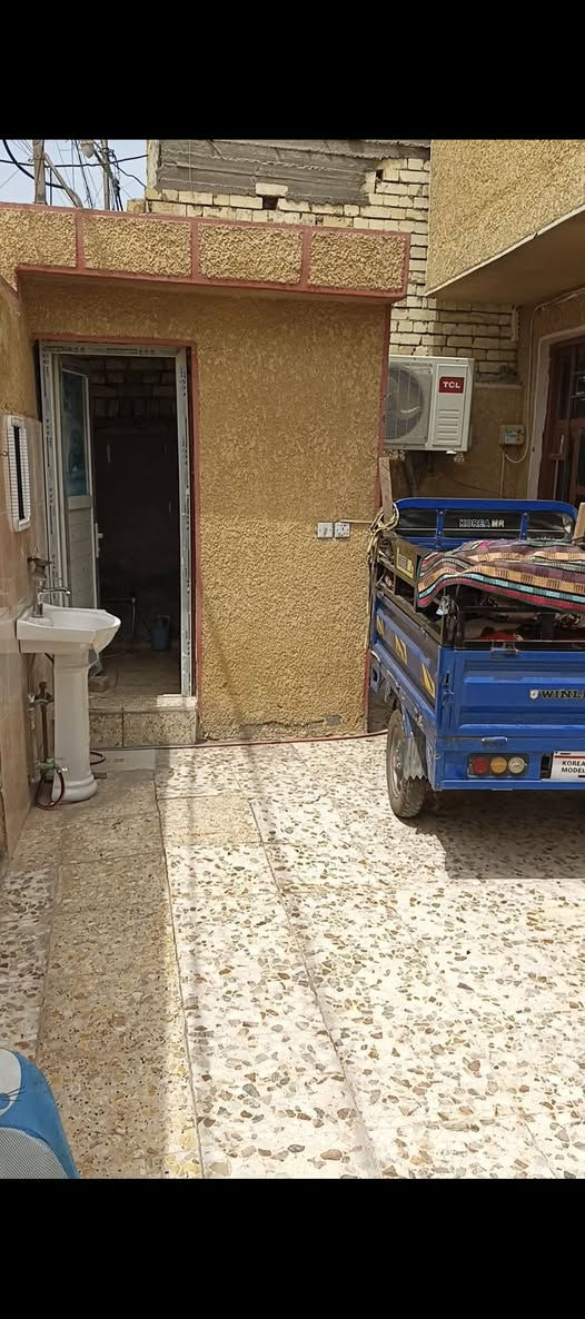 سلام عليكم بيت في منطقة البلديات المعسكر نوع لعقار زراعي فقط مكاتبه وشهود تفاصيل ب صور وفديو مربع ذهبي موقع قريب ع شارع ومقرنص ولمنطقة مرتبه  هدوء امن وامان ماء وكهرباء  ومجاري كلشي متوفر امانه الله وتجي وتسئل وتوشوفة مساحه٢٠٠ واجه ١٠ نزال٢٠ طابق واحد   185 مليون وبي  مجال  *********** ابوحسن
