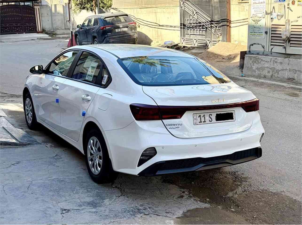 كيا سيراتو ( ٢٠٢٣ ) خليجية أستلام من المجموعة الدولية العراقية محرك ( ٢٠٠٠ ) دوش ومواصفات اعتيادية رقم بغداد الدولي الجديد ( بأسمي ) هزة جديدة وسنوية جديدة . ماشية ( ٣٣ ) ألف كم مكفولة من الضربة والصبغ والفتح والتبديل والحالوب والطخات عدا بارد قليل بلجاملغ الامامي . أخواني السيارة جديدة وجاهزة بدون أي نقص بعدها علئ وضع الشركة وللتواصل ( *********** ) وعنواني بغداد - الكرادة .
