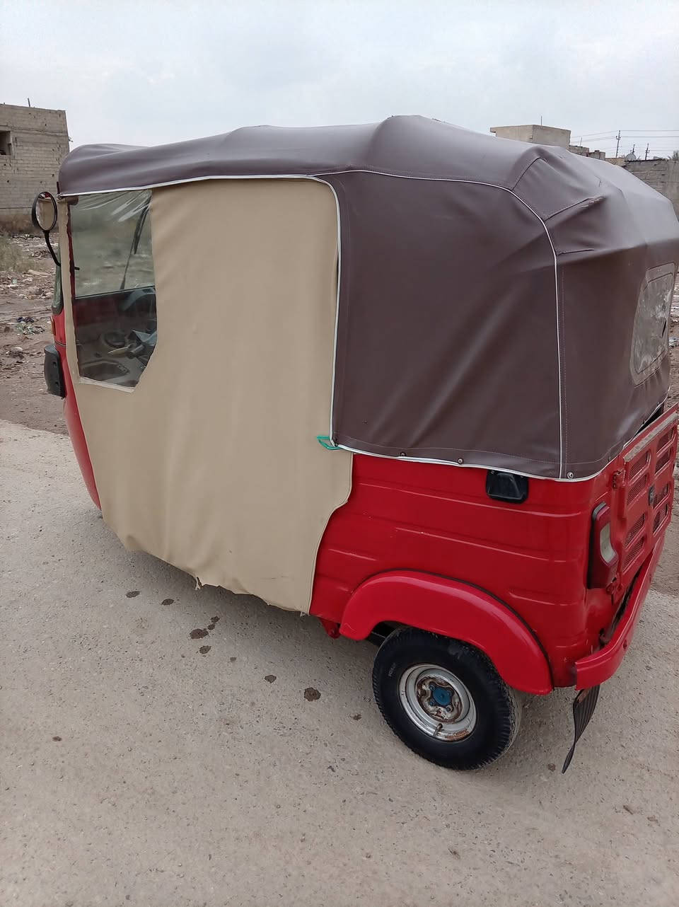 تك تك موديل ٢٠١٨سعرها ٣٦٠٠وبيها مجال العنوان بوب الشام قرب جامع الساده الطوال مكينتها ٢٠ اوراقها المصطفىللاستسفار الاتصال على الرقم ***********
