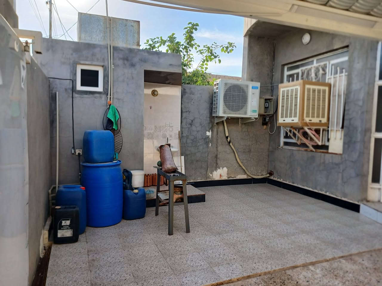 مشتمل البيع حي الفراز طابقين ٤غرف وصاله ومطبخ ستقبال كراج صحيات المساحه ١٥٠م ركن شارع ١٠م سنه البناء ٢٠٢٣ للستفسار اتصل ***********
