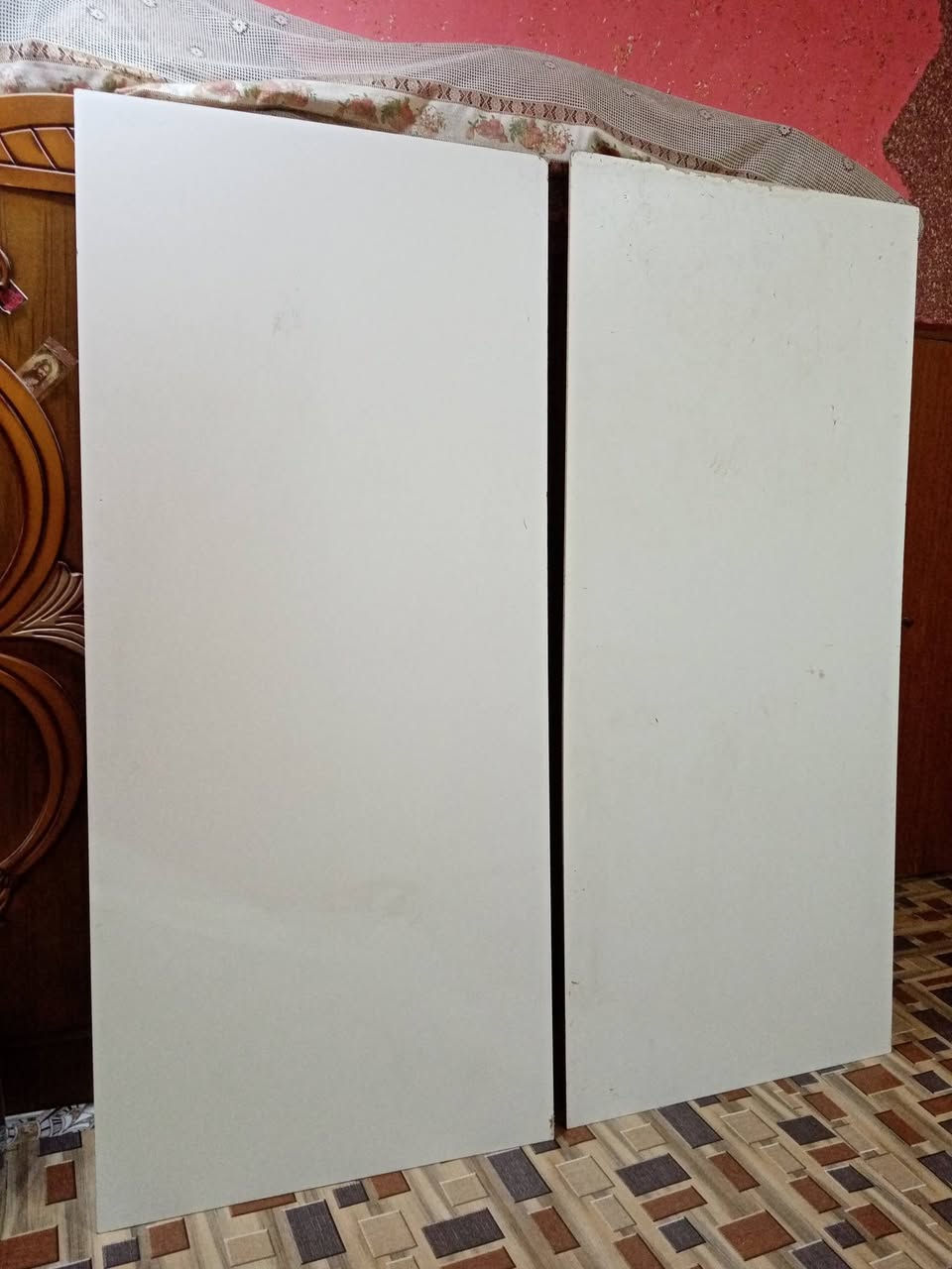 للبيع،، مثل ماموضح بصور والفيديو،، اخشاب كنتور،، فيبر معاكس ثخين شبيه لبلايود مال كنتور تركي جدد كلش 4 قطع،، قطعتين2 طولهن مترتين ونص طول+متر عرض،، قطعتين2 زغار طولهن مترتين ونص طول +50 س م عرض،،  جام مرايه عدد2 ثخان كلش وقالب قلب🤎 كلهن للبيع يفيدن النجارين وهل تفصال،، مكاني بصره جزيره باب لهوه شراي يراسني رقمي فعال تصال وتساب وبخدمته  ***********
