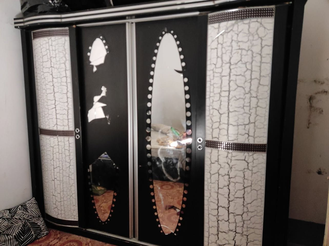 ***********
تواجد اربيل شاويس 
سعر مع الدوشك 200 و بيها مجال بسيط 
العيب واضح بالمراية فقط
