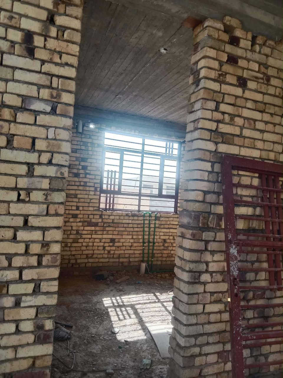 هيكل كامل مساحته 200🔷 حي الحكيم 🔷نزله بيت زرزور🔷 مرقم بلبلديه
غرفتين🔷 وصاله 🔷ومطبخ🔷 واستقبال 🔷وحمامات🔷 خارجيه 🔷وداخليه🔷 ومنور 🔷وترك
مجاري وماي والارضيه محدوله سبيس 

 سعر 35 وبيه مجال بسيط الاستفسار ***********
