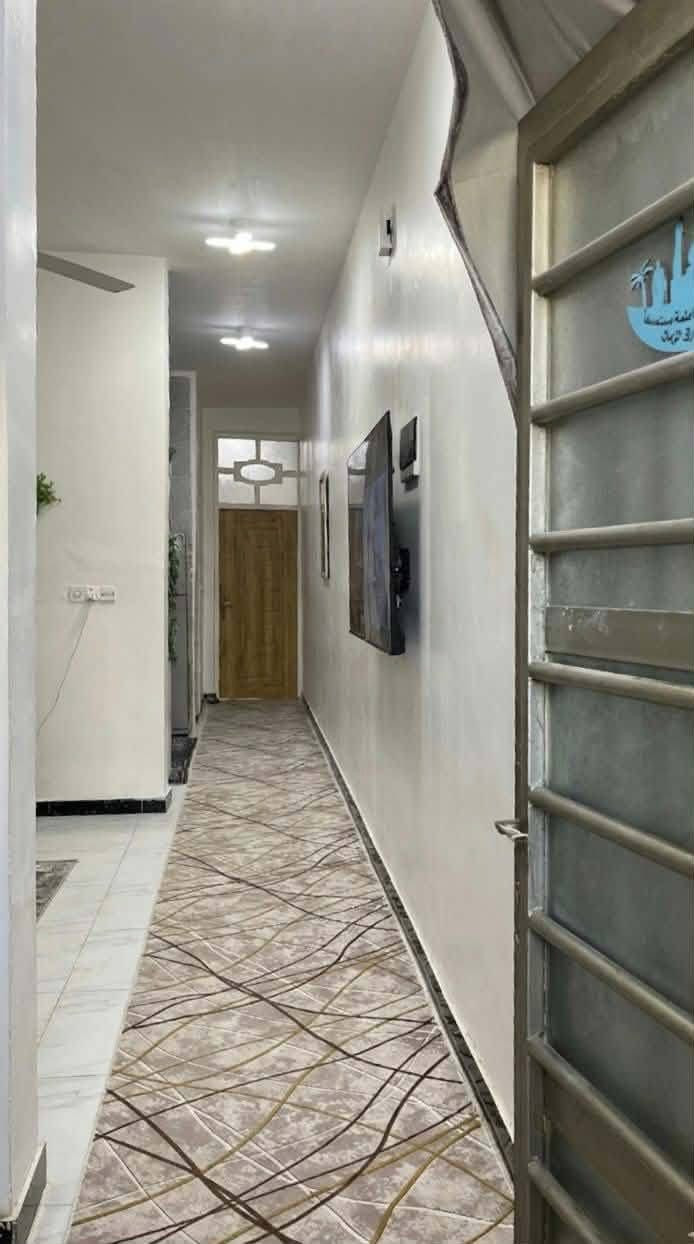 مشتمل للبيع حي حكيم شارع كاله أو افران الهادي قرب كورنيش مساحه 100متر بناء طابوك يتكون من غرفه نوم وصاله ومطبخ واستقبال مرقم من قبل البلديه للاستفسار ***********
