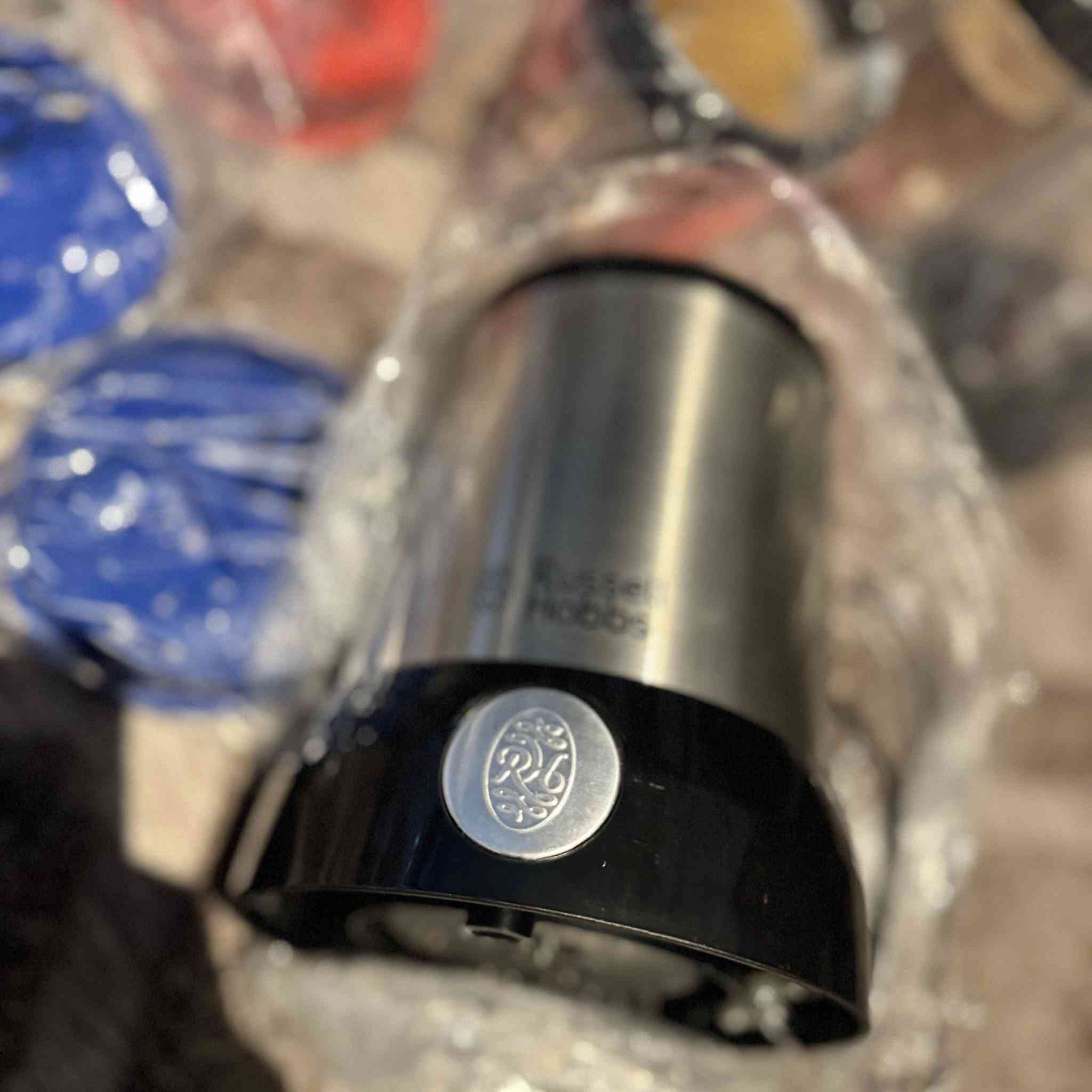 سلام عليكم 
متوفر خلاط Russell Hobbs اصلي 
🥤 استمتع بحياة صحية مع خلاط Russell Hobbs Nutri Boost المتعدد الاستخدامات! 🥗
هل تبحث عن القوة والسرعة في مطبخك؟ خلاط Russell Hobbs Nutri Boost هو الحل المثالي لتحضير العصائر، الطحن، وخلط المكونات في ثوانٍ معدودة.
✨ أبرز مميزات المنتج:
• ✅ طقم متكامل يأتي مع مجموعة متنوعة من الأكواب والأغطية لتناسب كل احتياجاتك.
• ✅ متعدد الوظائف: (Blend) للخلط، (Grind) للطحن، و (Liquefy) للإسالة. مثالي للعصائر، طحن الحبوب، أو حتى تحضير صلصات الغموس.
• ✅ شفرات قوية: قادرة على تكسير الثلج والفواكه المجمدة والمكسرات بسهولة.
• ✅ تصميم عصري وأنيق: يضيف لمسة جمالية لمطبخك بلمسات الاستيل الفاخرة.
• ✅ سهولة الاستخدام والتنظيف: أكواب قابلة للغسل في غسالة الأطباق.
📦 ماذا يوجد داخل الصندوق؟
• قاعدة الخلاط بقوة جبارة.
• أكواب بأحجام مختلفة (كبيرة وصغيرة).
• أغطية للشرب المباشر وأغطية للحفظ.
• شفرات مخصصة للخلط وأخرى للطحن.
للحجز وتساب ***********
