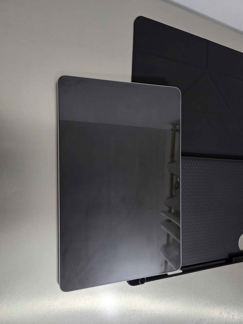 نظافة 100% مستخدم شهرين ( بيها ضمان 10 اشهر ) معاها ملحقات حافظة دفتري و شاحن و كيبورد 
للتواصل كورك ***********
اسيا *********** موصل, نينوى
