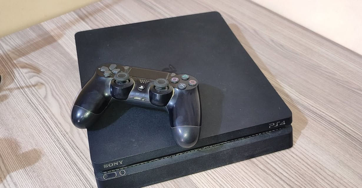 السلام عليكم 
بلي فور سلم واحد تيرا نظيف اخو الجديد لا مفتوح ولا مصلح ويا جويستك مالته الاصلي وثلاث لعبات GTA 5 و Rainbow Six siege وبيس 17 السعر 200 ألف وبي مجال للشراي عنواني ديوانية حي الفرات للتواصل -واتساب- *********** ديوانية, القادسية
