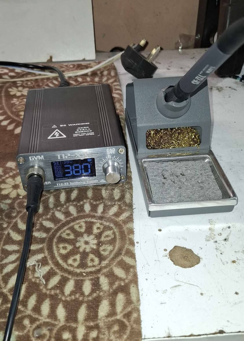 🔥 للبيع – كاوية احترافية GVM T12-XS 🔥
📌 مستخدمة أقل من شهر – ٣ رؤس وياهه نظيفة جداً كأنها جديدة
إذا تبحث عن كاوية احترافية وسريعة الاستجابة لأعمال الصيانة الدقيقة (موبايل، لابتوبات، بوردة إلكترونية)، هاي فرصة ممتازة 👌
🔹 الموديل: GVM T12-XS
🔹 القدرة: 72 واط
🔹 نظام رؤوس T12 الاحترافية
🔹 شاشة رقمية لعرض الحرارة
🔹 تحكم دقيق بدرجة الحرارة (توصل لحدود 480°C)
🔹 تسخين سريع جداً وثبات ممتاز بالحرارة
🔹 مناسبة لصيانة الموبايلات والأعمال الدقيقة
📦 الحالة: نظيفة جداً، استخدام خفيف أقل من شهر
💰 السعر: 75,000 دينار عراقي
📍 سبب البيع: ما محتاجها حالياً دهوك, العراق


**إذا كنت صاحب هذا الإعلان وتريد حذفه لأي سبب، رجاءا أرسل رسالة إلى الدعم الفني**