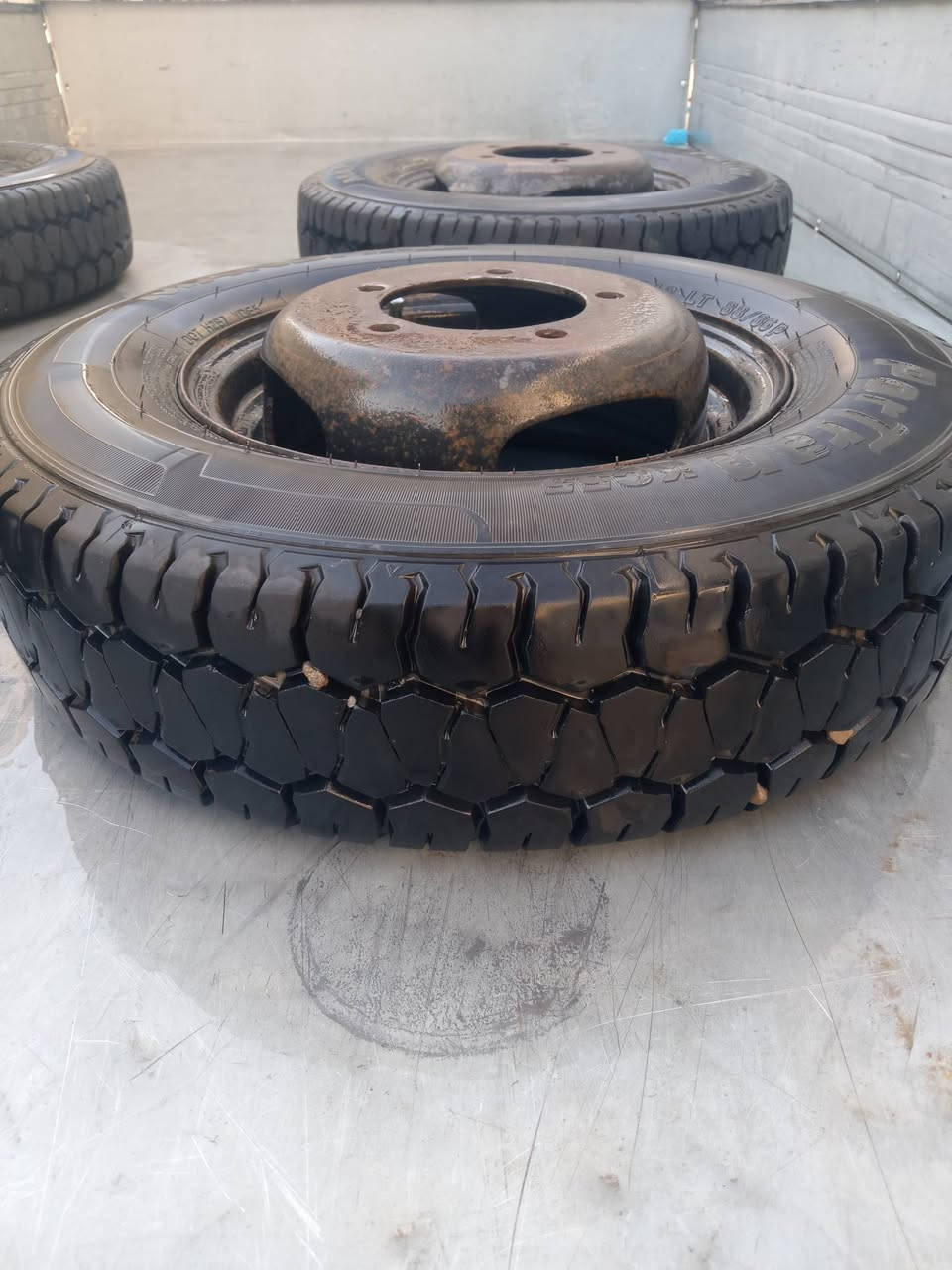 سلام عليكم 4 تايرات نثيه حجم 12   500 نظاف سعر 200 الف عنوان بغداد ***********
