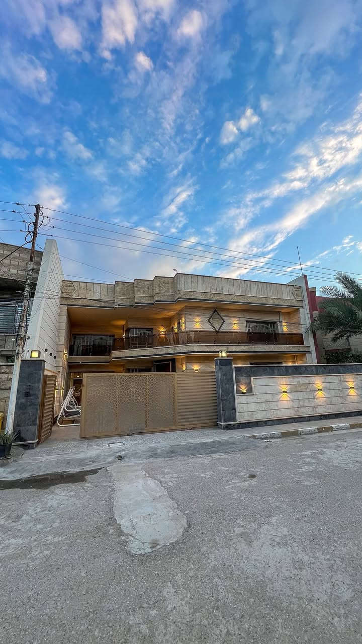 للبيع (بناء حديث 2021) 🏠
📍 الموقع: بغداد - حي الحسين / ضباط الملحانية .

المساحة: 300 متر.
واجهة 15 متر × نزال 20 متر.

تفاصيل البيت:
• الطابق الأرضي: صالة استقبال (9×5م)، هول (5×5م)، هول داخلي (حولي) واسع، مطبخ حار وبارد كبير (10×5م)، غرفة نوم أرضية (5×5م)، وحمامين.

• الطابق الثاني: 4 غرف نوم (منها 3 غرف ماستر سويت)، وحمام إضافي.

• السطح والخدمات: مخزن كبير (سندويج بنل 6×5م)، سقيفة مع خزانات عدد 2، و3 سخانات.

• الخارج: كراج وحديقة داخلية كبيرة ومرتبة.

• الإضافات: مناور عدد 2 مغلقة بالكامل لحد السطح لضمان الخصوصية والإضاءة.

ملاحظة: البيت يُباع بالكامل مع الاثاث
📞 للاستفسار والتواصل واتساب:
***********
