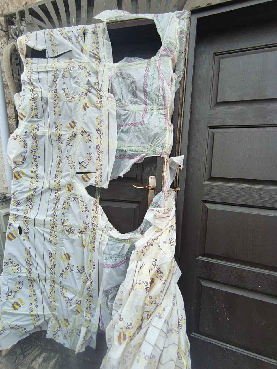 السلام عليكم باب خشب تركي أصلي نضافه 90%عدد 3 سعر الواحده 150 مكان الوشاش رقم هاتف ***********
