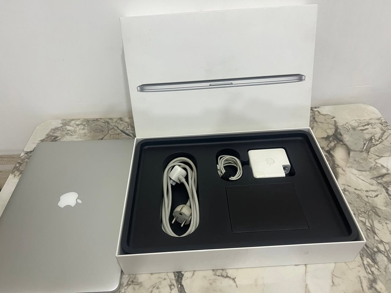 MacBook Pro Retina 15” Mid 2014 للبيع

* Intel Core i7 Quad Core 2.2GHz
* RAM 16GB
* SSD 512GB
* شاشة Retina 15.4” (2880×1800)
* macOS Sequoia مثبت ويشتغل بسلاسة
* البطارية 292 Cycle دوره
* الجهاز نظيف جداً، بدون خدوش
* مع الشاحن الأصلي + الكرتون + الكتيبات
* مناسب للتداول، الدراسة، الشغل وبرامج التصميم 
* الجهاز شغال 100% بدون أي مشاكل
الجهاز مالتي خاص ضمان بس اني مستخدمه


**إذا كنت صاحب هذا الإعلان وتريد حذفه لأي سبب، رجاءا أرسل رسالة إلى الدعم الفني**