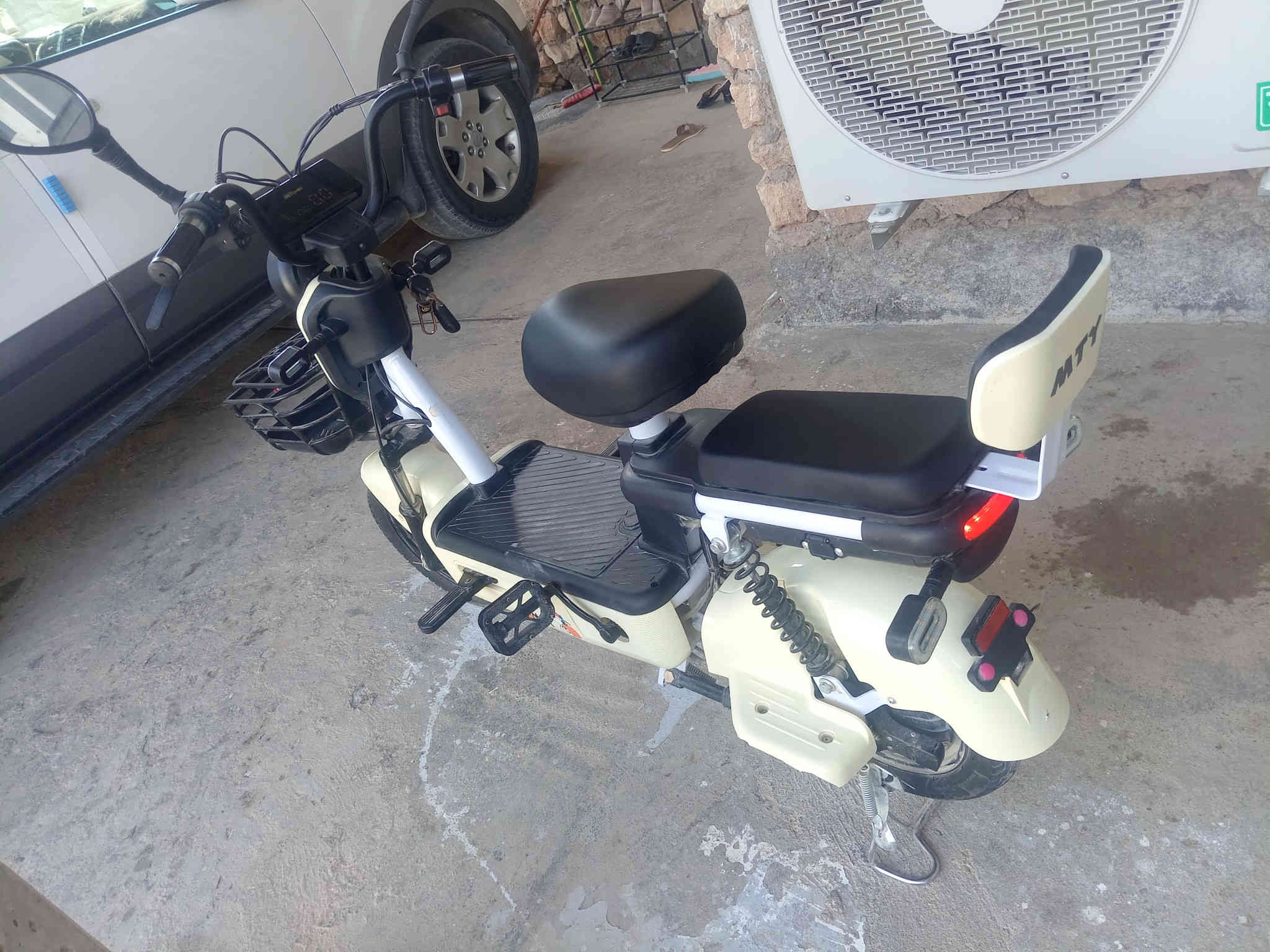 للبيع ماطور شحن نضيف حجم 14  .  4 بطاريات السعر280   الف وبي مجال بسيط 
✅سويج وبصمه وسويج فتح بطاريات وسويج قفل الملف. 
✅اشارات امامي خلفي. 
✅السرعه ما بين 50 و 45.
✅اناره ليليه اماميه. 
✅تايرات جبلي امامي خلفي. 
✅تشغيل عن بعد
✅انذار مانع سرقه
العنوان بروانه الشاعي للتواصل الاتصال على الرقم ***********
