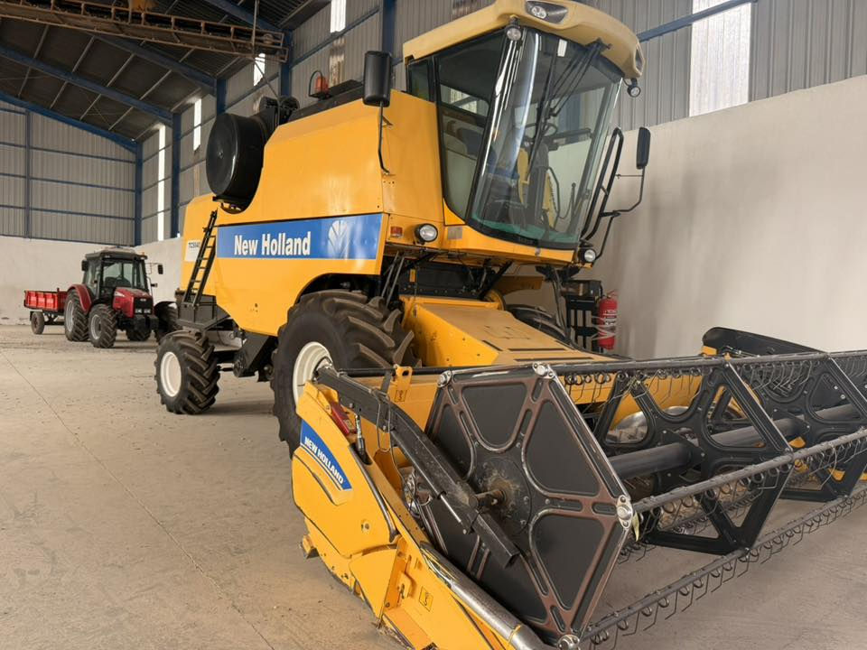 2013 للبيع مشتغل 1600 ساعه كتاب شركة *********** كله على شركه
