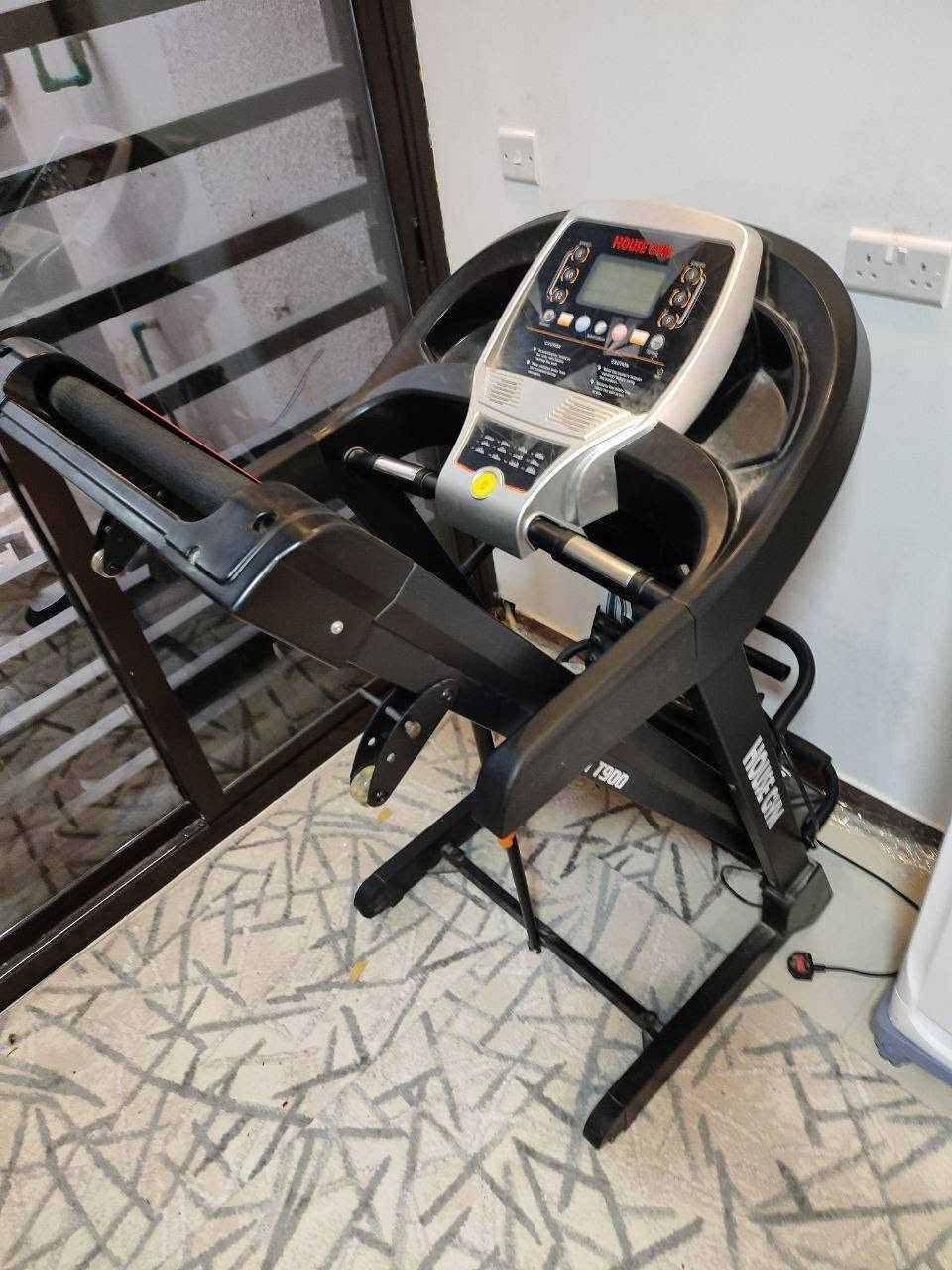 🏃‍♂️ جهاز جري منزلي (HOUSE GYM T900) للبيع – بحالة ممتازة جداً 🏃‍♂️
​المواصفات والمميزات:
​الماركة والموديل: HOUSE GYM - T900 الأصلي (واضح في صورة
​الحالة: مستعمل قليل جداً وبحالة ممتازة (شبه جديد)، الجهاز نظيف تماماً وخالي من أي عيوب أو خلل فني أو ميكانيكي (شغال وبإمكانك الفحص عند الاستلام).
​الشاشة: شاشة رقمية (LCD) ذكية تعرض (السرعة، المسافة، الوقت، السعرات الحرارية، ونبضات القلب).
​حساسات نبضات القلب: متواجدة على المقابض اليدوية لمتابعة وضعك الصحي أثناء التمرن.
​ميزة الطي: الجهاز قابل للطي بسهولة تامة (كما يظهر في صورة ) مما يجعله مثالي للمساحات الصغيرة ولا يأخذ مكاناً عند عدم الاستخدام، ويحتوي على عجلات لسهولة النقل.
​الأمان: يحتوي على مفتاح الأمان الأحمر للتوقف الفوري عند الطوارئ.
​إضافات: الجهاز متعدد الوظائف ويحتوي على ملحقات إضافية مدمجة (مثل جهاز مساج/حزام هزاز للبطن والخصر وقاعدة لتمارين المعدة). سعره (450) وبي مجال مكاني نجف حي النداء قرب مجمع بيتي


**إذا كنت صاحب هذا الإعلان وتريد حذفه لأي سبب، رجاءا أرسل رسالة إلى الدعم الفني**