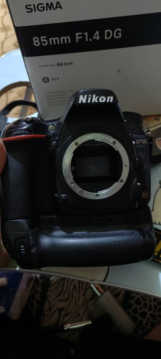 #معدات_تصوير_حترافيه 
كامره نيكون 750فول فريم 
كامل ملحقات
.... 
عدسه 85mنضافه 95%
..... 
كامره كانون 650D
وعدسه 135-18
كامل ملحقات
...... 
فلاش جلسات VISICO2
معه سوفت بوكس
وستان 
..... 
اي ستفسار خاص.. #مكان_ناصريه_قضاء_الرفاعي
***********
