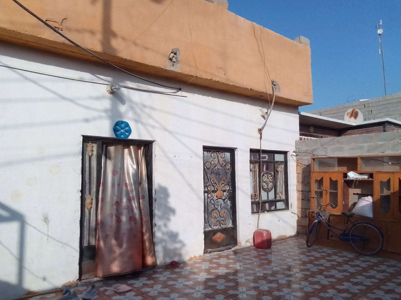 عندي بيت للأيجار إذا عدكم احد يريد
غرفتين ودوانيه وهول ومطبخ وحـمامات وطارمه گبيره في شارع القصر عويسيان سعر اللأيجـار 400 وبي مجال

***********

