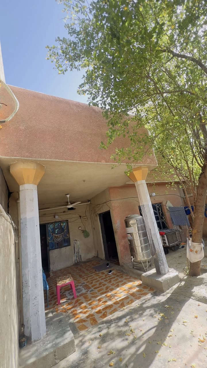 السلام عليكم
البيت للبيع، مساحة ٢٠٠ متر، طابو زراعي
(سند ٢٥ – كاع حجي رمضان)
واجهة ٨ نزال ٢٥

يحتوي البيت على:

* غرفتي نوم
* صالة
* مطبخ معزول
* استقبال
* طرمة كبيرة
* منور
* ترك كبير
* صحيات خارجية
* حمام داخلي متروك
السطح اشتايكر ومسلط
موقعه مميز صاير على شارع عريض  ومقابيل ركن 
وبظهر البيت ايضاً شارع 
موقعه مقابيل شارع بيت عيفان_ بوب الشام
السعر ٩٨ مليون قابل للتفاوض 
للاستفسار اكثر الاتصال على الرقم
*********** متوفر واتساب ايضاً
