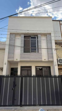 75 متر للبيع حي الجهاد الشارقة 🏘️✨ الواجهة 5 🏢 نزال 15 🚗 يحتوي على 3 ن...