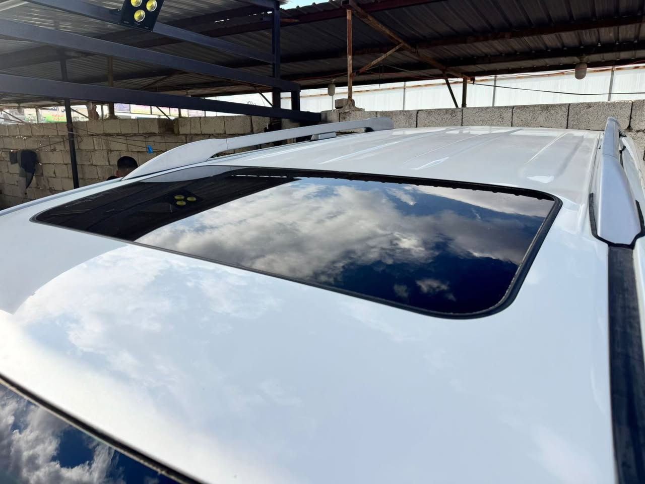 السلام عليكم ورحمة الله للبيع تيوتا برادو 2014 سعرها 245 وبيها مجال للشراي والجناي مكانها بالرمادي خليجي مواصفات فول TXL محرك 6 سلندر محرك وكير بلادي تخم تاير ماشيه 140 الف رقم بغداد تحويل مباشر بيها ضرر صبغ جاملغ والباب والدعاميه الاماميه صبغ فتحته سقف كشنات كهرباء كشنات جلد الشراي يتصل وشرط الفحص 
***********
