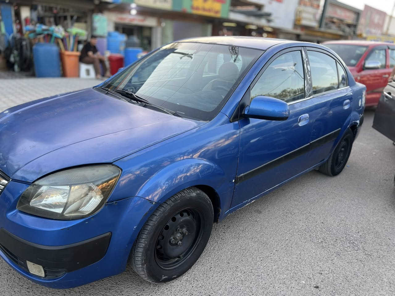 السلام عليكم للبيع فقط بدون مراوس 
كيا ريو موديل2007
سياره جاهزه 
كير محرك خير من الله تخم تاير حداديه  كير اوتماتيك  
رقم بغداد انكليزي باسمي مكان السياره بغداد المحموديه 
سياره وارد امريكي ضررها بس جاملغ خلفي مبين بصوره 
واتساب ***********
السعر ٦٨وبيه مجال
