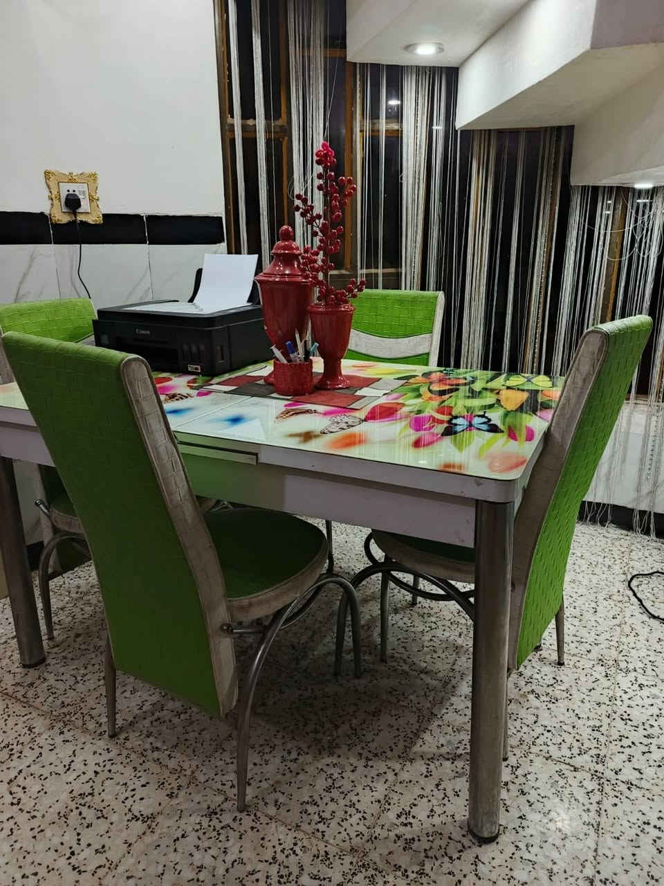 للبيع سعر ١٠٠ وبي مجال ***********
