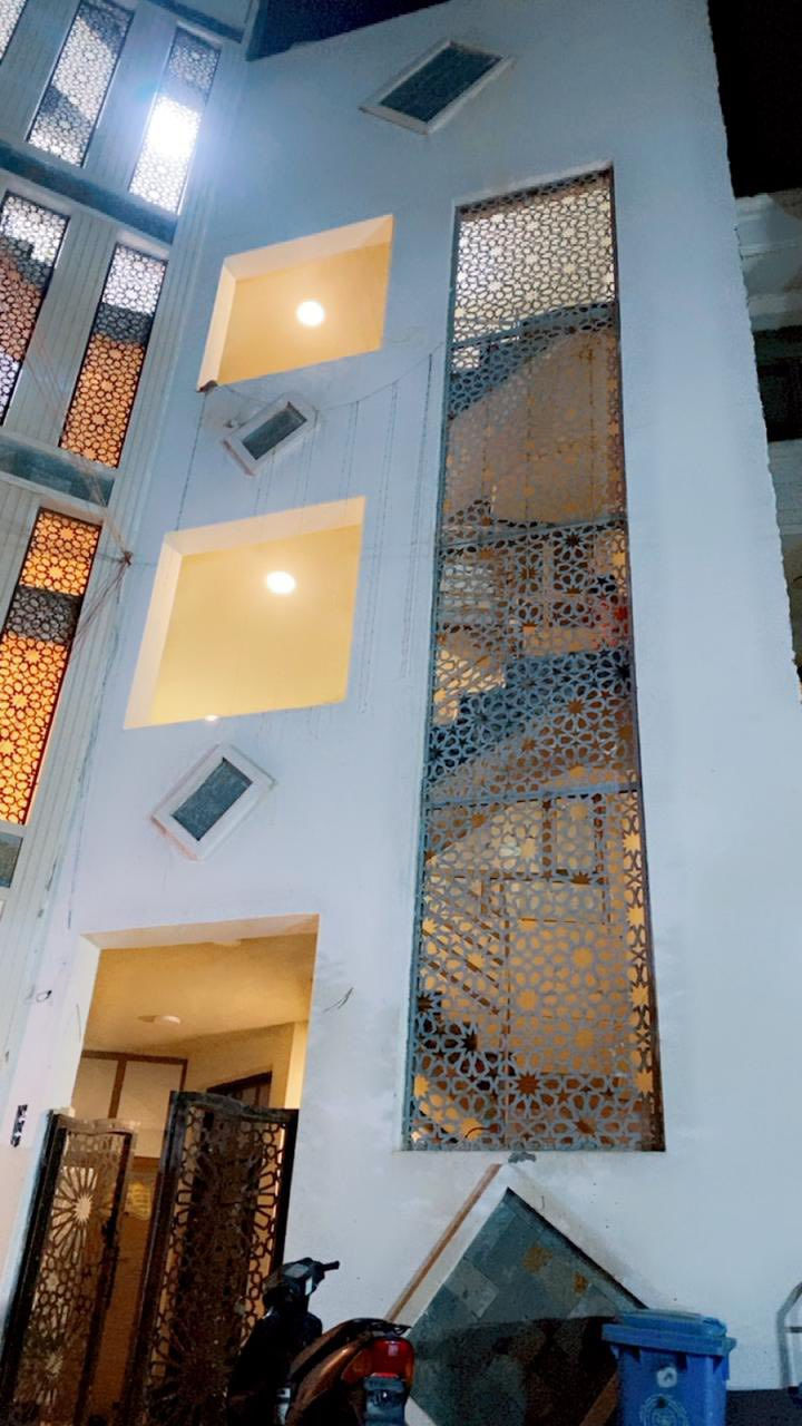 سلام عليكم توجد بنايه للبيع الموقع الاعظميه الاخطل مساحه 152،5واقع حال 202.5  اربع طوابق ثلاث طوابق تحتوي على صاله ومطبخ وغرفتين نوم وثلاث مناور  مدخلين والطابق الرابع بناء 100متر يحتوي على صاله ومطبخ وغرفتين نوم. بناء حديث سنه2022
***********
***********
