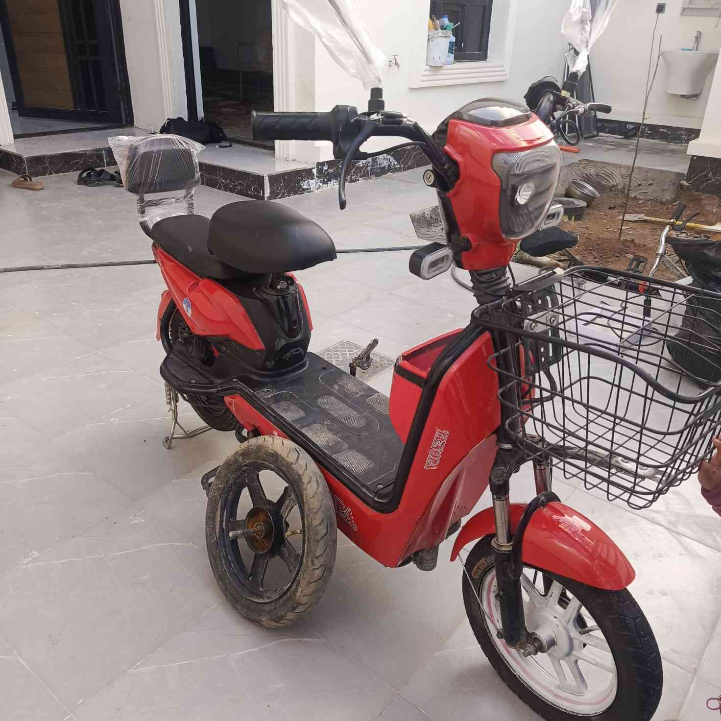 دراجة شحن  نضيفة كلش
نضافة 90بلمية 
كهربائيات كلهة جاهزة وشغالة 
بطاريات عل فحص جدد
شاحنة جديدة 
تايرات زوج جدد ويل وتاير وشفت سبير امامي 
سعر 240وبية مجال بسيط
***********
مكان رمادي
