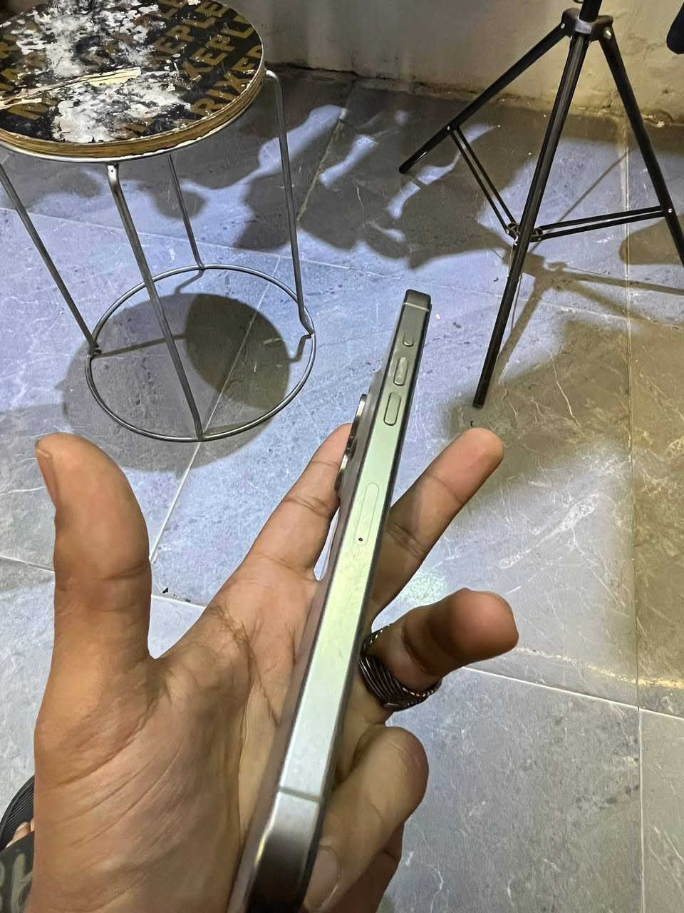 ايفون 15 برو ماكس بطارية 88
ذاكر 256 جهاز شرق اوسط ماستر 
كارتونه موجودة 
ب 900 
واتساب 
***********
يوجد توصيل لكل العراق
