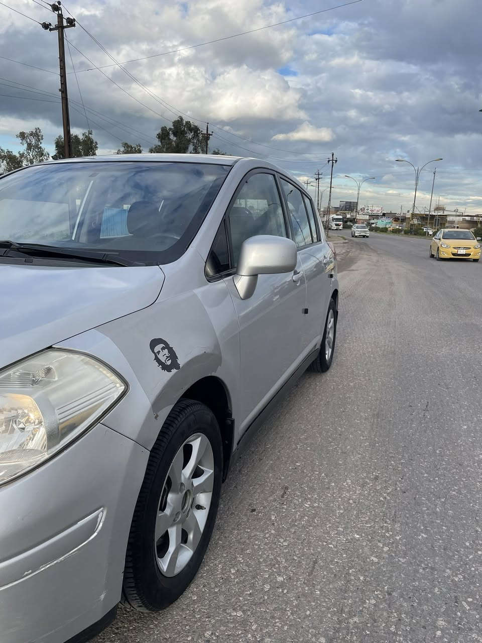 نيسان فيرسا2008 وارد امريكي ماشية 109 صبغ 3 قطع بدون دواخل شاشه +كامره+جام ٤ كهرب 
كير مكينة كهربائيات كله بشرط 
كير at المرغوب
صدر امامي خلفي جديد
رقم نينوى 
كوبون بانزين بيها
السيارة ما ناقصها كلشي سعرها 80 وبيها مجال  قليل للشراي  مكان السيارة موصل الجانب الايسر *********** وتساب اذا تحب
