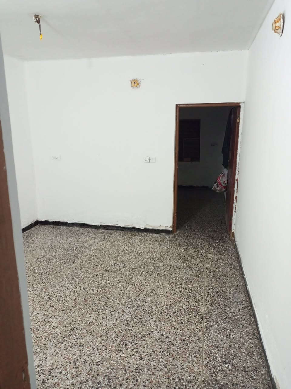 بيت 75 متر نضيف للبيع بشارع ابو سمير يتكون من مطبخ وحولي وهول وغرفه نوم وترك وصحيات  داخليه وخارجيه وطرمه وفوك غرفه صغيرة سعر البيع 58 مليون للاستفسار الاتصال على الرقم ***********
