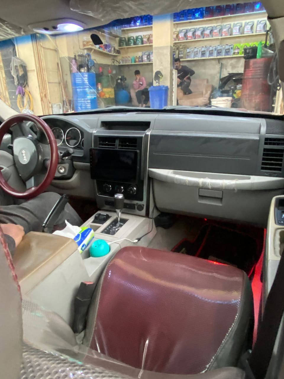 السلام عليكم سيارة جيب موديل 8 فقط باب سيارة نضيفه بمعنى الكلمة سعرها 105 وبيها مجال
    *********** النجف, العراق
