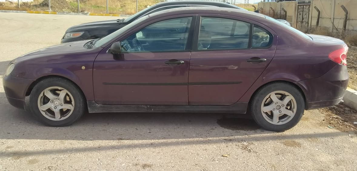 پرۆتۆن مۆدێل 2009
ڕەنگی عەنەبی
گێری ئۆتۆماتیک
بۆیاغی دو پەڵەی بجوکی پێوەیە
هیچ دەعمێک و ناو گرتنی نییە
کاڵبونەوەی سەقف و سنوقی هەیە 
سەنەوی بەسەرچوە
گێڕ و مەکینەی گۆڕاوە بە کرۆلا
کارەبای و گەرمی و ساردی هەموی ئیش ئەکات
سعری 48 گەڵایە
*********** السليمانية, العراق
