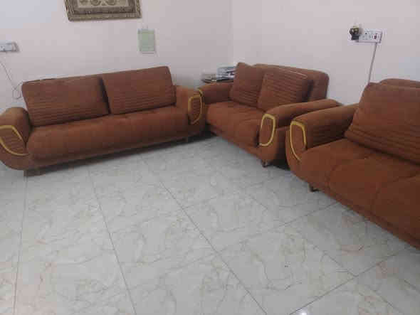 تخم عشر مقاعد تركي نظيف سرير ومخزن ٥٥٠ مكان زيونه اتصال *********** مع طبلات
