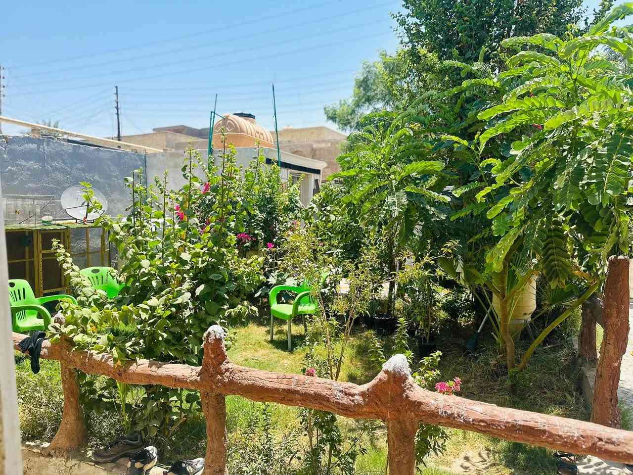 السلام عليكم ورحمه الله وبركاته من رخصت أبو الكروب المحترم عندي بيت   للبيع طابو صرف مساحه 200 متر   بغداد  الحسينية منطقة 4 تالاف قرب جامع نبي الله اسماعيل وقرب مدرسه الخنساء خدمات كاملة  السعر 110 وبي مجال يتكون البيت اثنين  غرفة نوم واستقبال وهول وحولي  + الصحيات وكراج وحديقة كبيرة رقمي ***********
