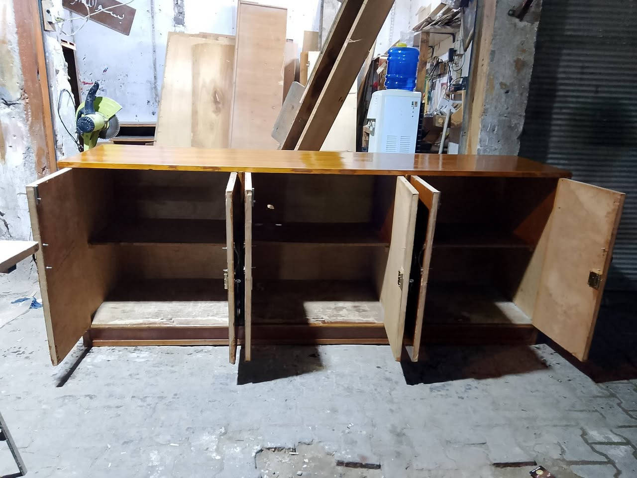 سلام عليكم بوفيه نضيف كلش جداً جداً جداً سعره 100  طول 240  الارتفاع 95 يوجد توصيل فقط بغداد التواصل ***********
