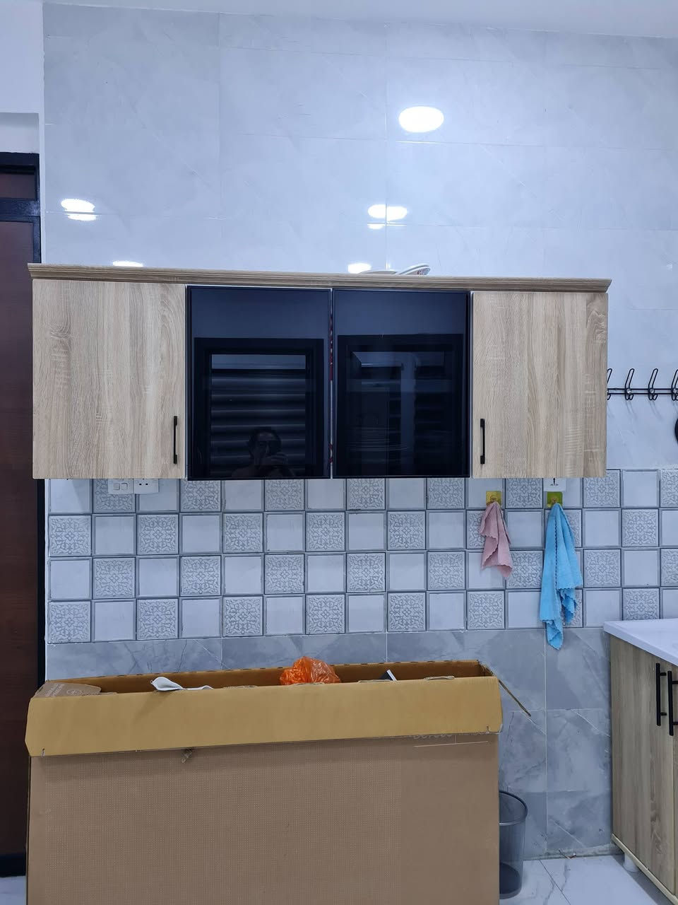 اثاث بيت كامل للبيع. الاغراض مستخدمه من شعر الى شهرين وكل الوصولات موجوده.زوالي (٣م x ٢م  سعر ٥٠ الف)  (٢٣٠ x ١٦٠ سعر ٤٠ الف)
( ١م x ٢م سعر ٣٠ الف) 
( ١١٠م x ٧٠ سعر ١٠ الاف. عدد ٢)
- سيت طبلات عدد ٤ سعر 50.
- نصف تخم قنفات خمس نفرات سعر 300.
- ثلاجه ارتفاع ١٤٠ سعر150.
- ميكو وايف وطباخ كهربائي وغلايه ماء سعر كلهن ب 50.
- مدفئا كهربائيه عدد ٢ سعر ثنيناتهن ب 50.
اثاث بيت كامل للبيع. الاغراض مستخدمه من شعر الى شهرين وكل الوصولات موجوده.  تليفون ***********
