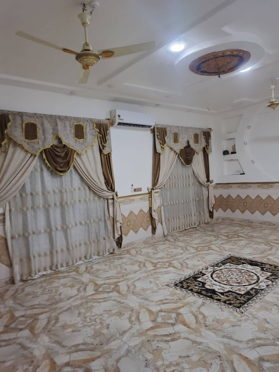 بيت في قضاء الحي منطقه حي الظباط وار قسم البلدي  البيت عباره عن بيتين المساحه 450 طابو صرف تحويل ثاني يوم صب طابرك البيت رقم// 1 // مطبخ سيراميك حديث //3 // طول // العرض// 4//  متر هو صاله //9//متر  طول عرض  //4 // متر   غرفتين نوم 💤 //هول طول 10 متر // 4 ونص // متر  // حديقه كبيره مع صحبات خارجيه سيراميك ////كراج يتسع سيارات عداد اثنين  عرض الشارع عشرن متر مع انترنيت مع موالد ذهبي  هذ تفصيل البيت رقم واحد 
------------------------------
اابيت الثاني عباره عن صاله //8 // متر طول // عرض // 5 // متر  غرفتين نوم 💤  مطبخ  سيراميك حديث  5 //طول // متر //عرض //4// متر حديقه كبيره  صحيات خارجيه سيراميك حديث السعر خاص  ***********
