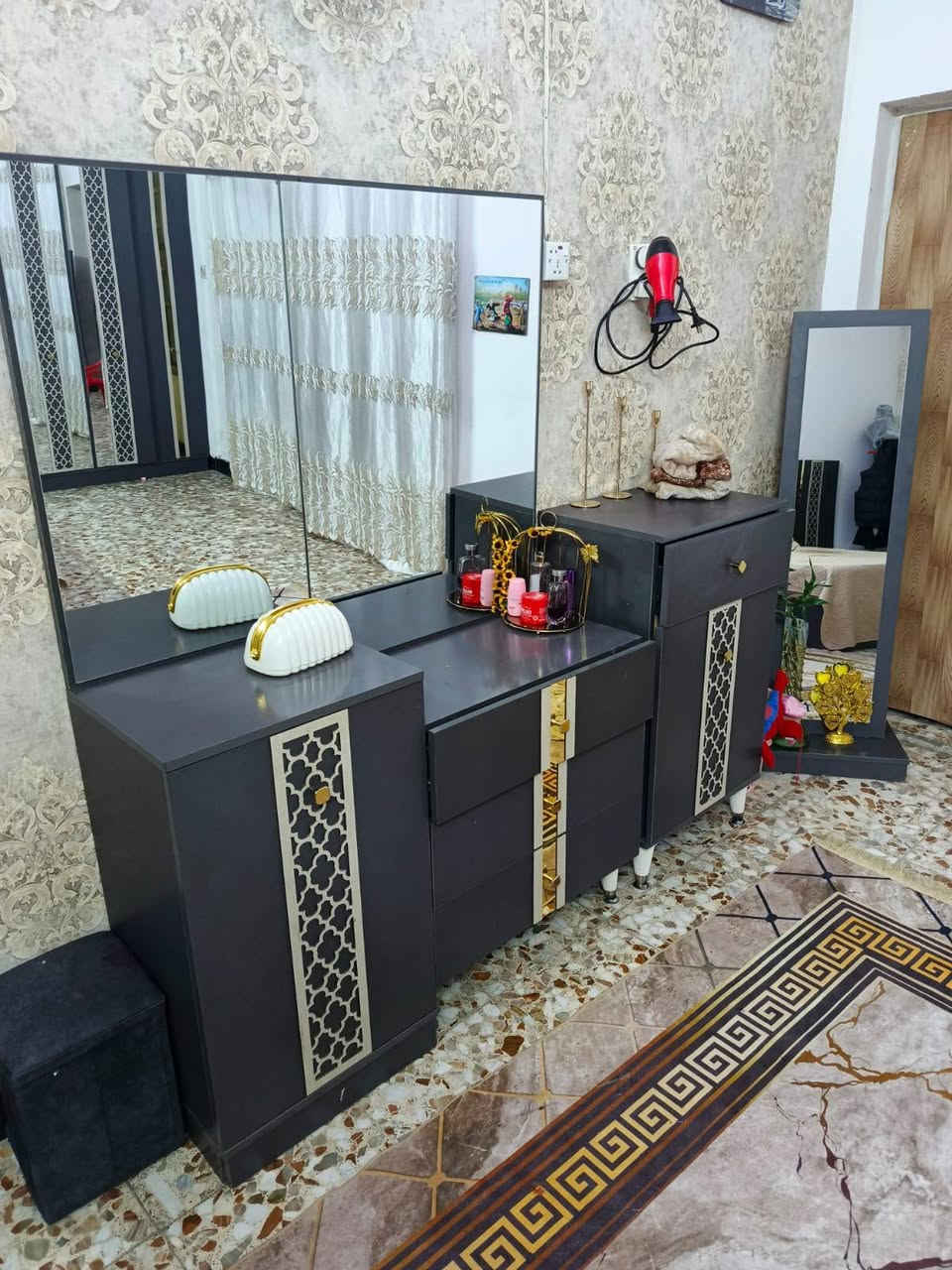 غرفه للبيع جديده مابيها شي ناقص عنوان البلديات أي استفسار ***********
