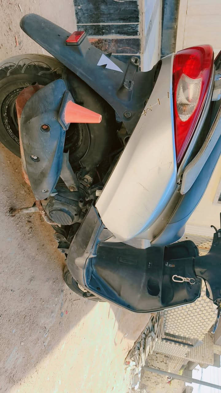 السلام عليكم دراجه بريز للبيع محرك مجفت تخم تاير كلچات أصلية قايش جديد دراجه خير من الله جاهزه السعر 450 وبيها مجال العنوان بغداد البلديات وات ساب ***********
