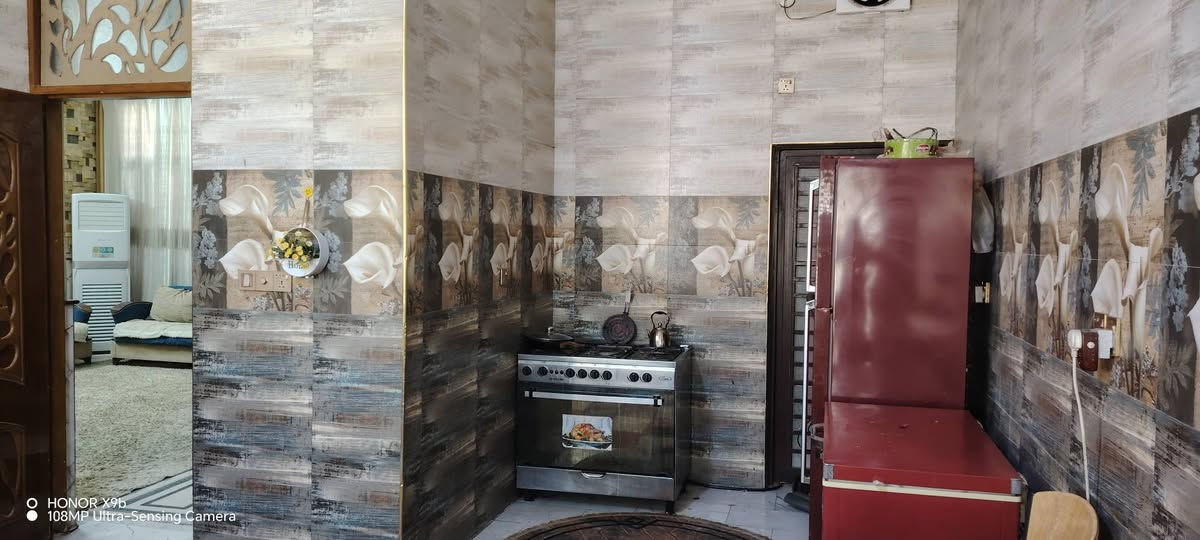 للبيع دار طابو صرف حي الشهداء ثالث عقار عن شارع الطهمازيه المساحه ٢١٠م يحتوي على اربع غرف نوم صاله مطبخ كلدور عدد ٢ جاهز اتصال ***********
