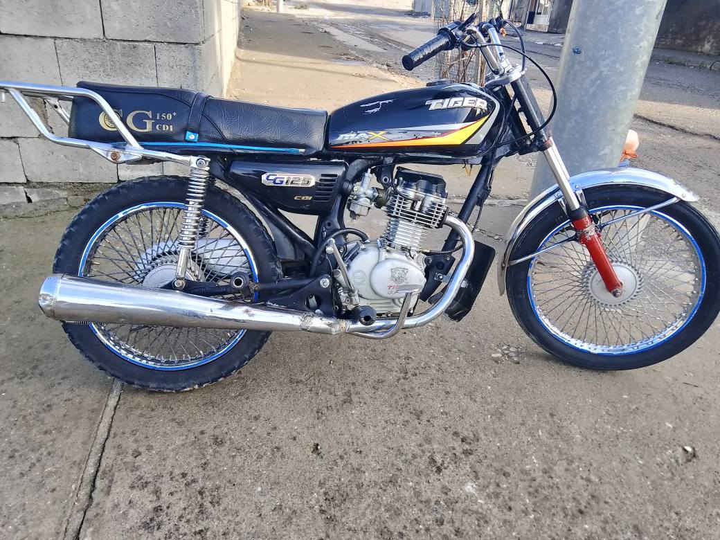 بە ناوی خوای گە ورە ماتور تایگه ر بو فروشتن مە کینە 125 گیرو مە کینە ی بە شه رت نرخ 180هه زار شوین قه لادزێ 
*********** بشدار, السليمانية
