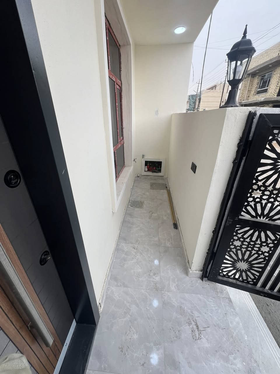 دار للبيع المساحة 50متر واجهة 5نزال 10 بيت جديد غير مسكون على شارع رئيسي  يحتوي على صاله ومطبخ وحمام وغرف نوم عدد 2 
الموقع بغداد الدورة البوعيثة مجمع العيثاوي شارع مول ادم قريب الشارع العام للاستفسار (***********)
