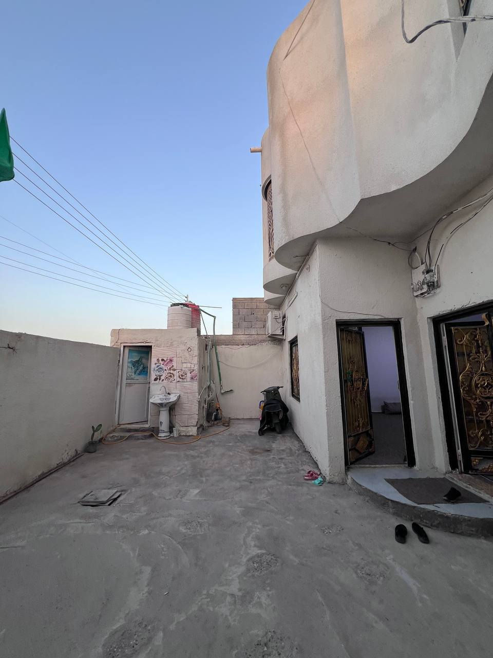 دار سكن #للبيع 🏠
***********
#طابقين_المساحة :: 170م
ملك صرف زراعي عراقي نموذج 25
ابي الخصيب - طريق الوسطي .
#يحتوي الطابق الأرضي :: كراج . استقبال . صالة 
مطبخ . غرفة منام القياس 6*4 . صحيات داخلية
صحيات خارجية . ترك خلف البيت 
#يحتوي الطابق الأول :: ثلاث غرف منام صالة صحيات 
#السعر_المطلوب :: 120 مليون قابل للتفاوض
#علماً / الطابق الأرضي البناء بلوك 
الطابق الإول البناء #فرمستون 
#للإستفسار :: ***********
