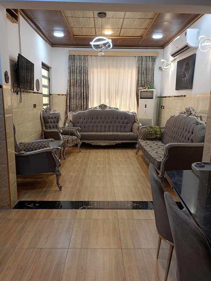 دار للبيع الموقع مزارع الكندي بيع مستعجل  95 مليون 
المساحة 100 متر واجهة 6.75 *15
مع المطبخ  والسبالت
مسموح السكن 
خدمات ماء زائد كهرباء  ومقابل الدار مبلط
طابقين
للاستفسار اكثر 
***********
 واتس + اتصال
