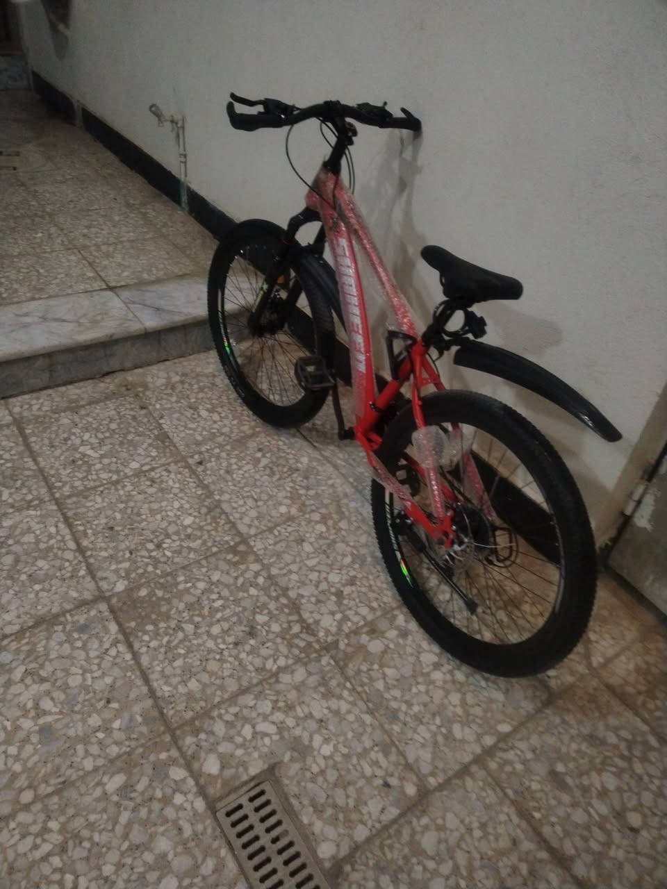 بايسكل جبلي جديد حجم 26 شاهد علي كلشي مابي طلع بي بس يوم واحد ابيعه 200 وبي مجال العنوان بغداد الحسينيه الرقم ***********
