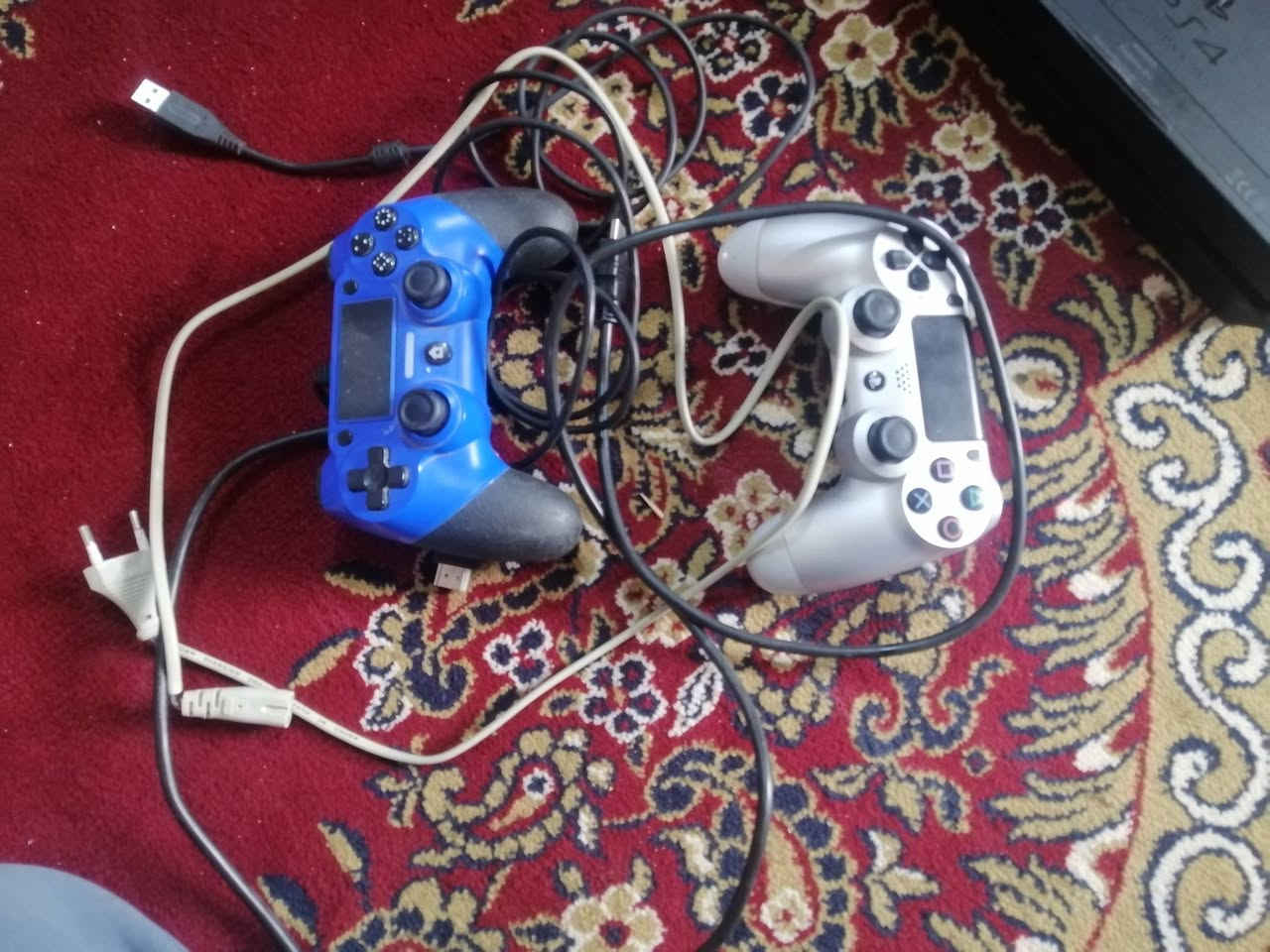 السلام عليكم بلي 4سلم تيرا ١ويا يدات عدد ٢ وقرص عدد ٣بيس ٢٠١٠ ورديد جزء الأول والثاني سعرة ١٥٠


**إذا كنت صاحب هذا الإعلان وتريد حذفه لأي سبب، رجاءا أرسل رسالة إلى الدعم الفني**