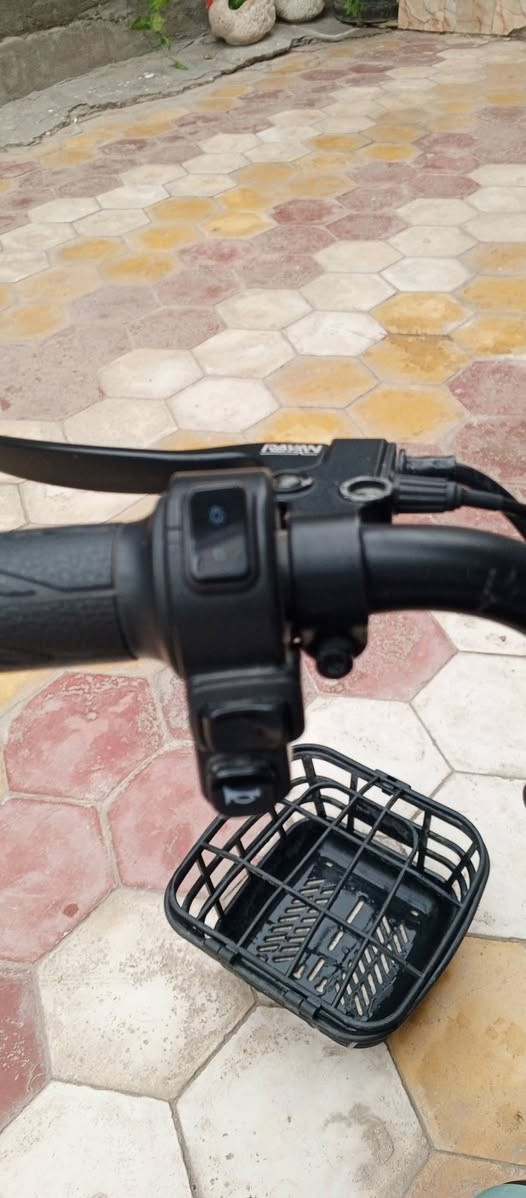 دراجه نوع Rayyan لون اخضر فاتح سرعه40حقيقي وياها سله مالته عداد3سرع كلشي بيه شغال ماكو شي عاطل دراجه من الاخير مكفوله كفاله عامه تجي وياها شاحنتها الاصليه شرط انطيك وياها ضمان شهر اذا عطلت رجعه الي للاستفسار واتساب***********
