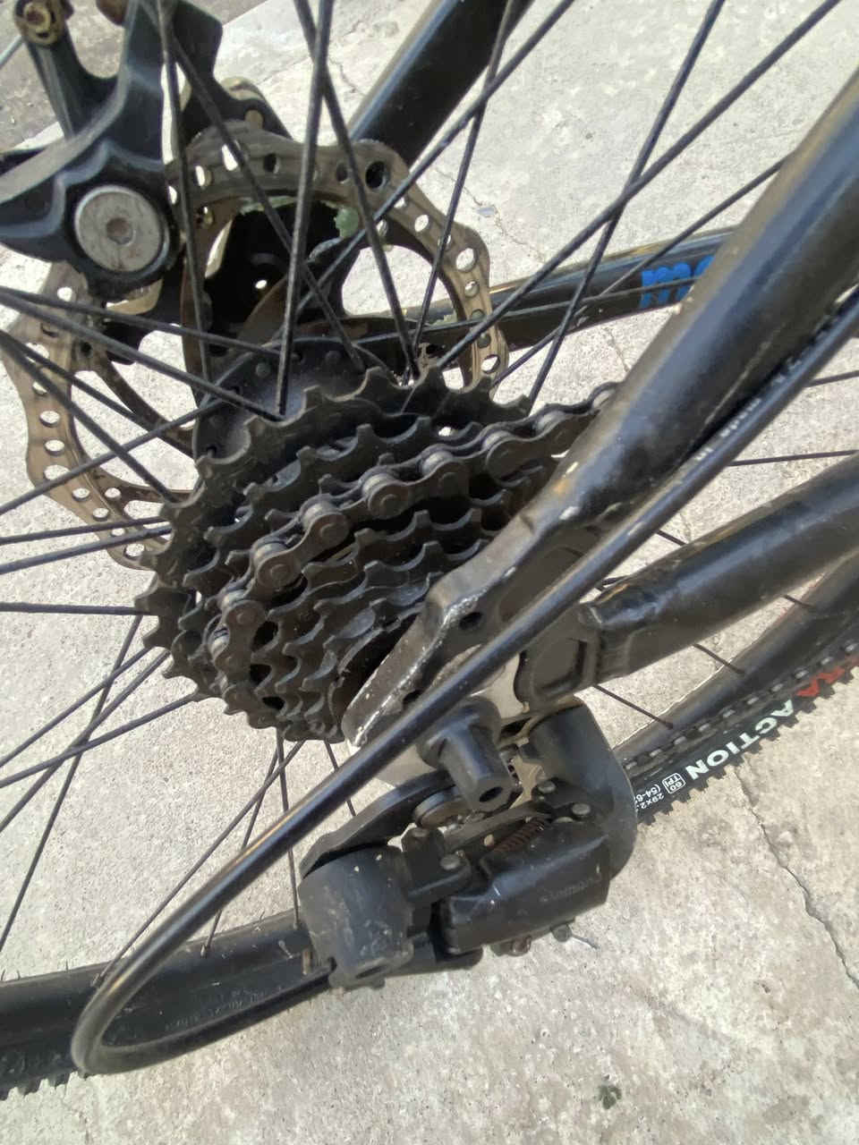 قيم واخذ حجم 29
للبيع بايسكل مونغوس (Mongoose Montana) أمريكي أصلي – نظيف جداً
السلام عليكم 

عندي بايسكل Mongoose Montana أمريكي أصلي (ألمنيوم) مو من هذا التجاري بالسوق، الباسكل مال كرف وعينك ميزانك بالصور، مواصفاته كالتالي:

• الشاصي: ألمنيوم بالكامل (Lightweight Aluminum)، خفيف جداً بالورق وضد الصدأ.

• الجامبينات: أمامية بلادية نوع Element Racing Shocks، تمتص الصدمات وممتازة للشوارع المكسرة.

• النشابور والسرعات: منظومة Shimano اليابانية الأصلية (7 سرعات خلفية) تحويل سريع وسلس.

• البريكات: ديسك بريك (Disc Brakes) أمامي وخلفي من شركة Zoom، قوية جداً وقفل سريع للإطارات (Quick Release).

• التايرات: خشنة وجديدة نوع Hartex Xtra Action، نقشة عالية ومستحيل تزحلق.

حالة الباسكل: الباسكل شغال وجاهز وما يحتاج أي مصاريف، بيه شق بسيط جداً بطرف الكشن (موضح بالصورة) وما يؤثر على الاستخدام نهائياً.


**إذا كنت صاحب هذا الإعلان وتريد حذفه لأي سبب، رجاءا أرسل رسالة إلى الدعم الفني**